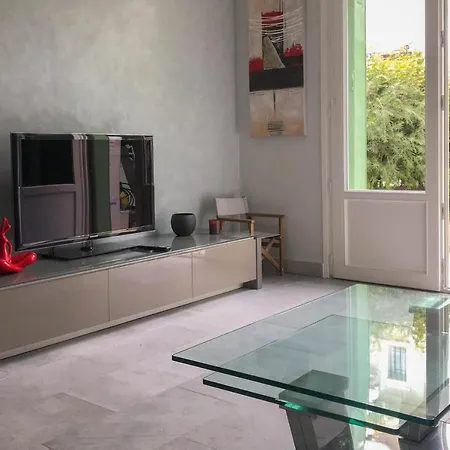 Charming Townhouse With Garden In The Of Hébergement de vacances *