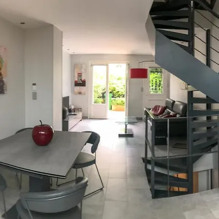 Charming Townhouse With Garden In The Of Hébergement de vacances Paris