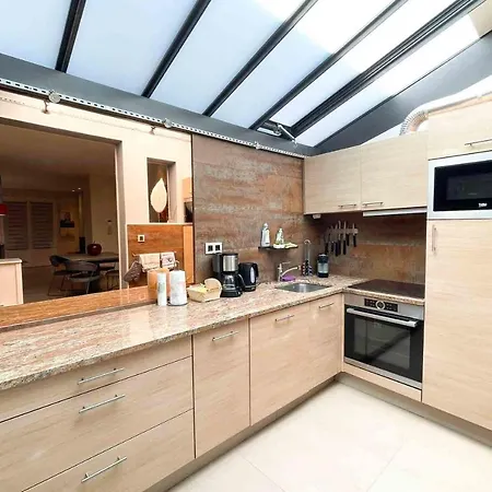Hébergement de vacances Charming Townhouse With Garden In The Of *