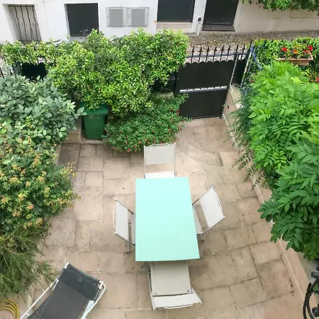 Charming Townhouse With Garden In The Of Hébergement de vacances *