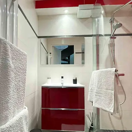 Charming Townhouse With Garden In The Of Paris